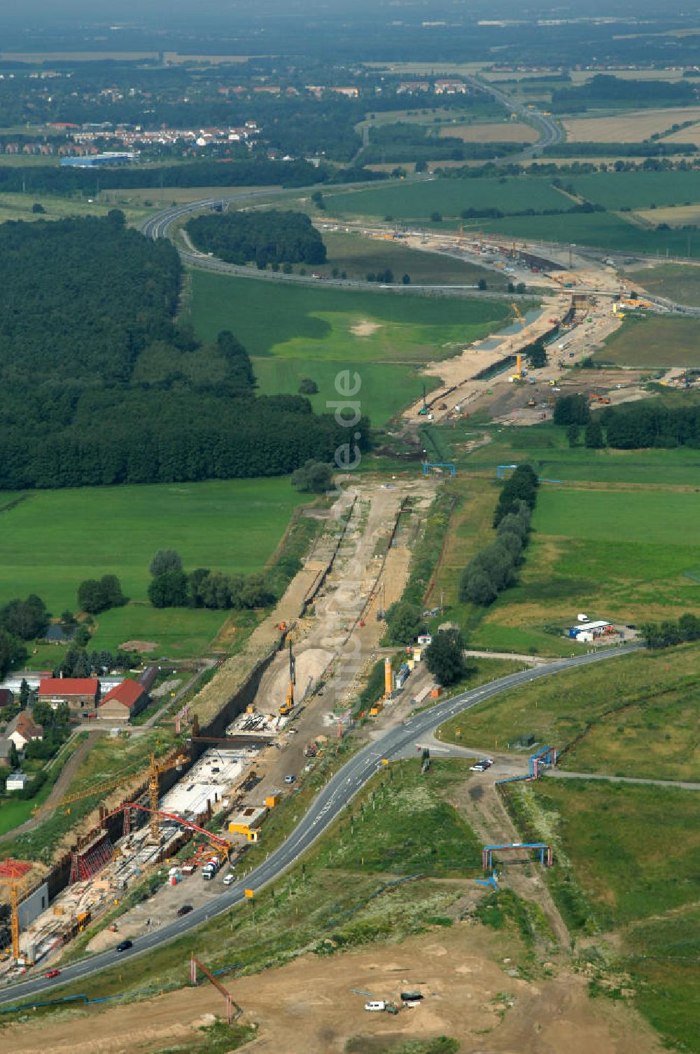 Luftaufnahme Selchow - Baustellen der Gleistrassen und Tunnelzuführungen zum neuen Fern- und S-Bahnhofes der Deutschen Bahn an der Selchower Kurve