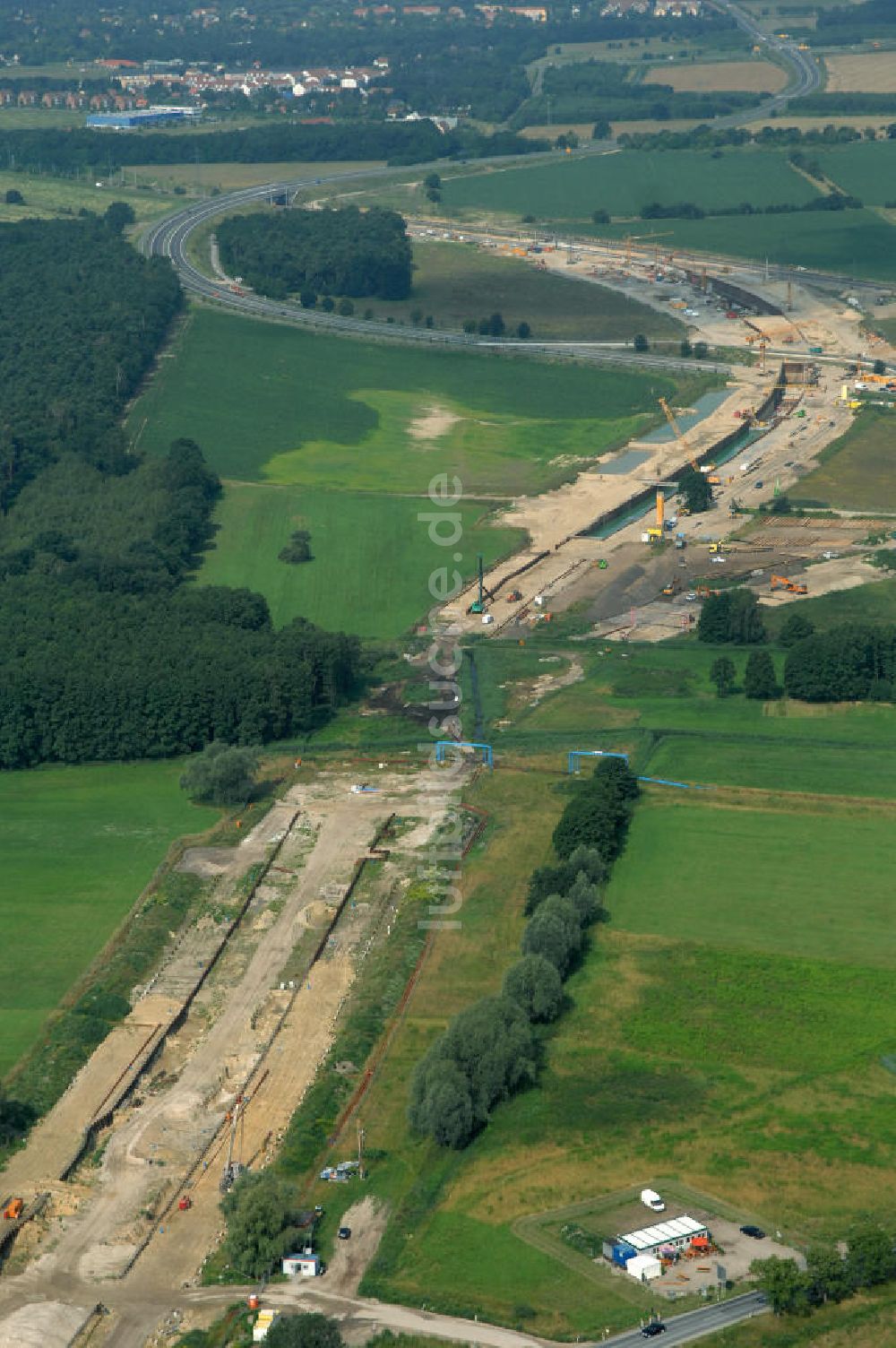 Luftaufnahme Selchow - Baustellen der Gleistrassen und Tunnelzuführungen zum neuen Fern- und S-Bahnhofes der Deutschen Bahn an der Selchower Kurve