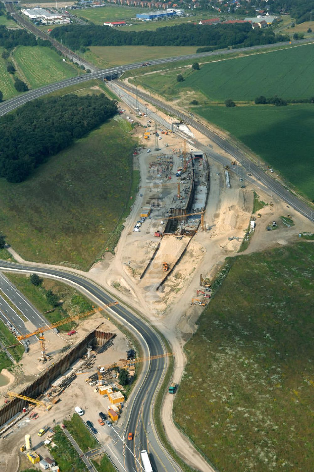 Selchow von oben - Baustellen der Gleistrassen und Tunnelzuführungen zum neuen Fern- und S-Bahnhofes der Deutschen Bahn an der Selchower Kurve