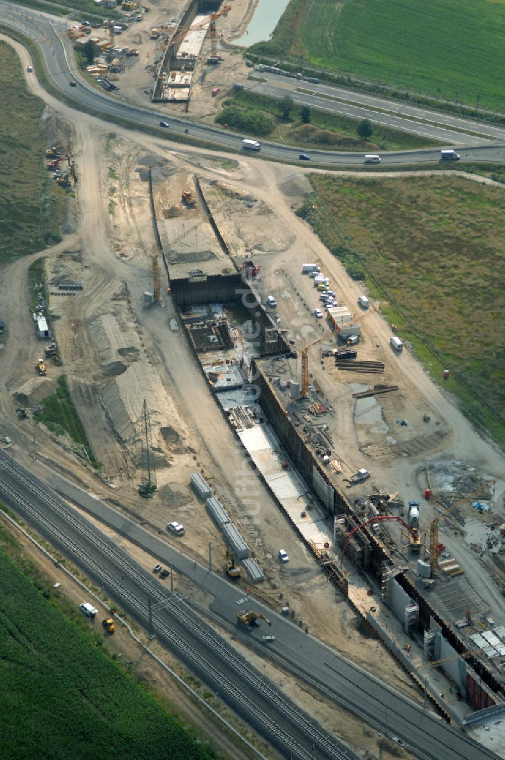 Selchow von oben - Baustellen der Gleistrassen und Tunnelzuführungen zum neuen Fern- und S-Bahnhofes der Deutschen Bahn an der Selchower Kurve