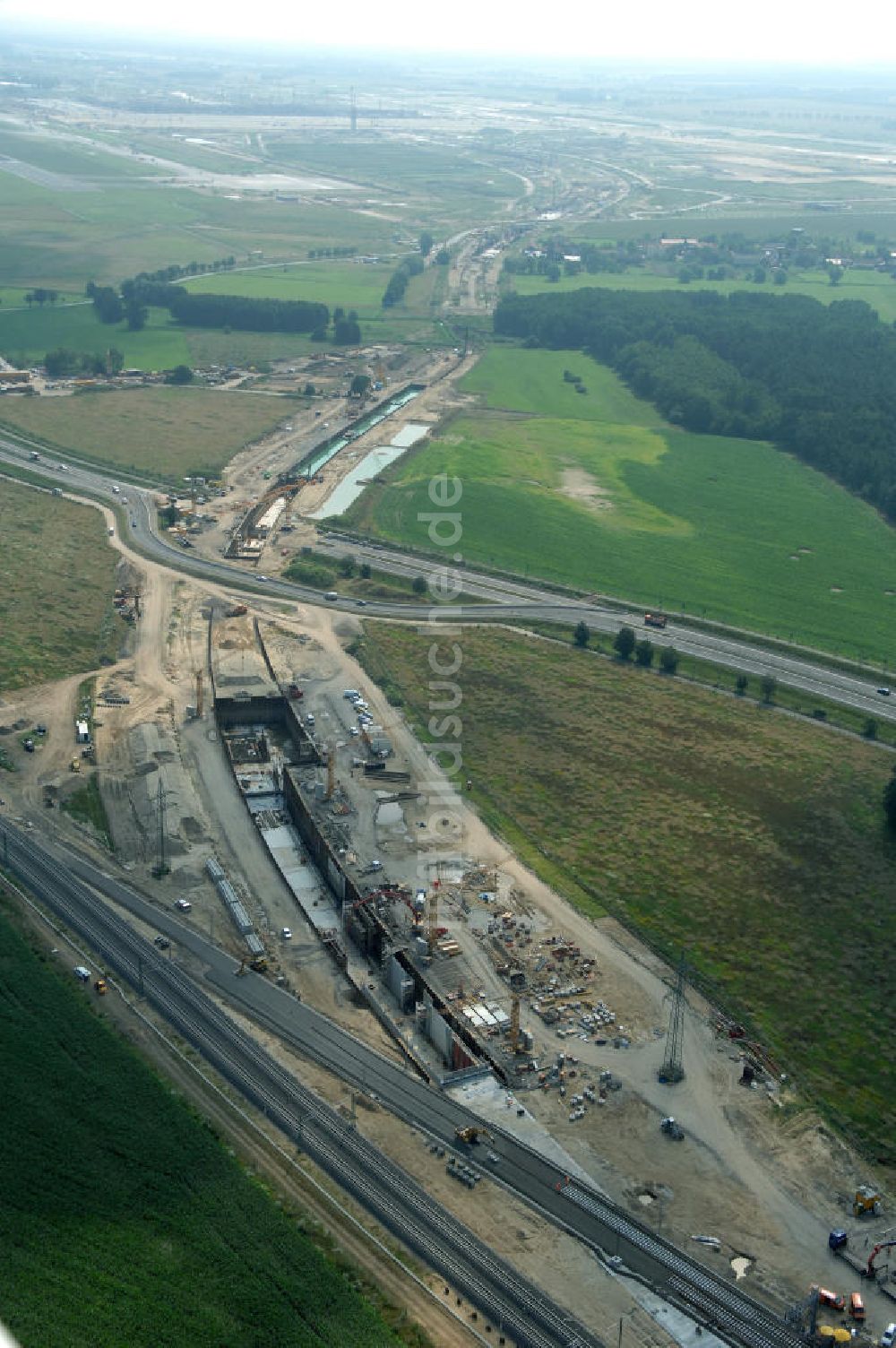 Selchow von oben - Baustellen der Gleistrassen und Tunnelzuführungen zum neuen Fern- und S-Bahnhofes der Deutschen Bahn an der Selchower Kurve