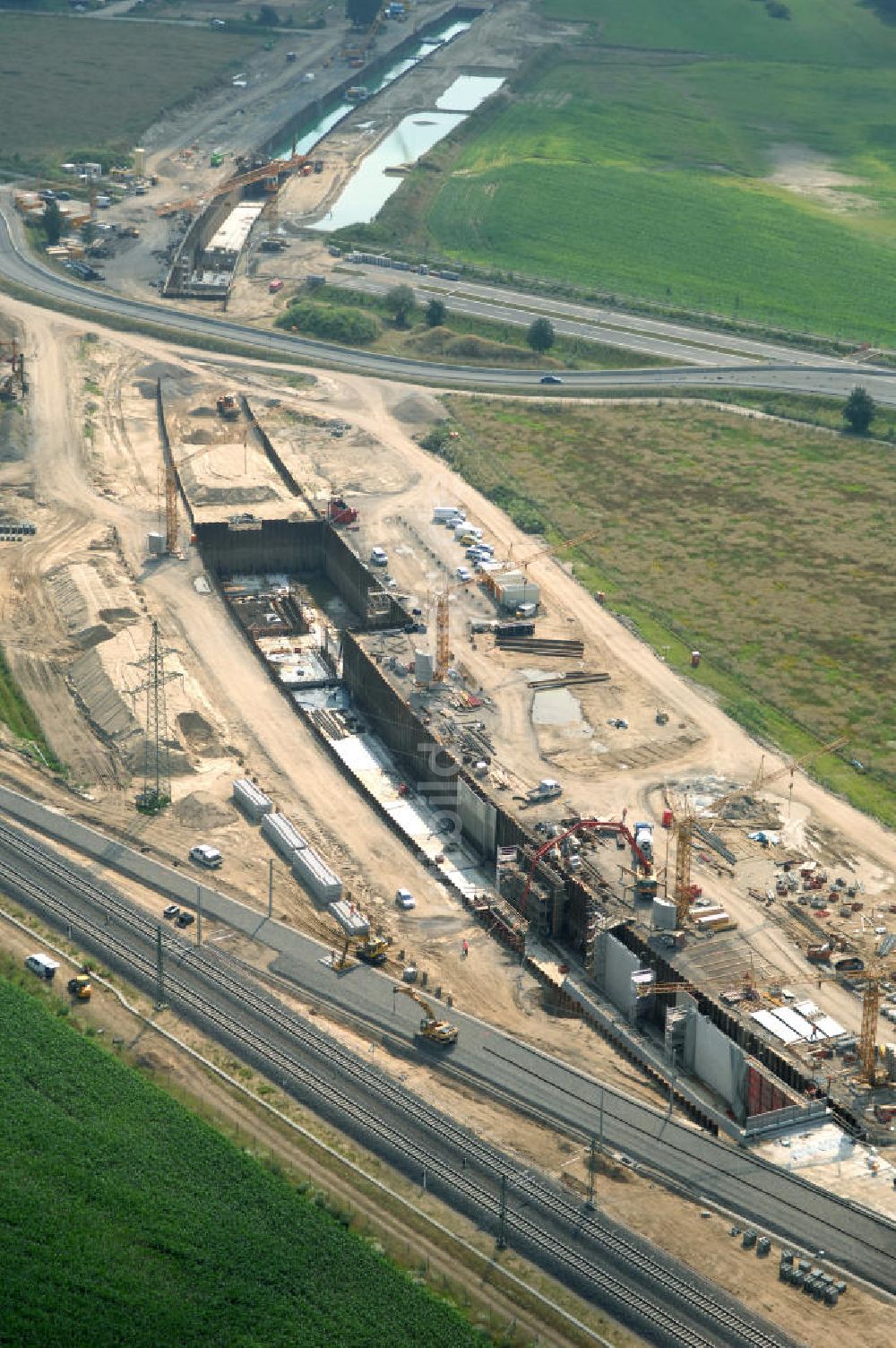 Selchow aus der Vogelperspektive: Baustellen der Gleistrassen und Tunnelzuführungen zum neuen Fern- und S-Bahnhofes der Deutschen Bahn an der Selchower Kurve