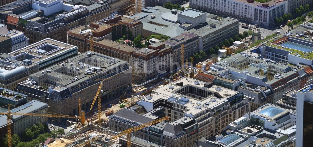 Berlin Mitte aus der Vogelperspektive: Baustellen im Innenstadtbereich an der Straße Unter den Linden Ecke Friedrichstraße in Berlin Mitte