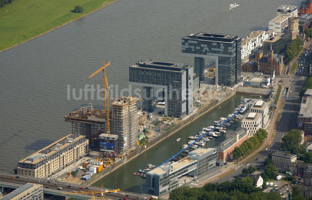 Köln von oben - Baustellen der Kranhäuser am Kölner Rheinauhafen