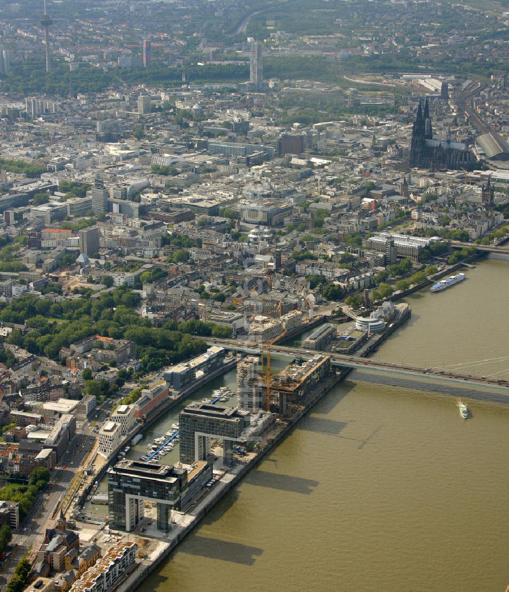 Köln von oben - Baustellen der Kranhäuser am Kölner Rheinauhafen