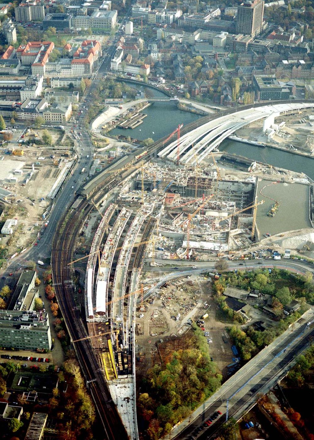 Berlin - Tiergarten von oben - Baustellen am Lehrter Bahnhof auf dem Spreebogen in Berlin - Tiergarten.