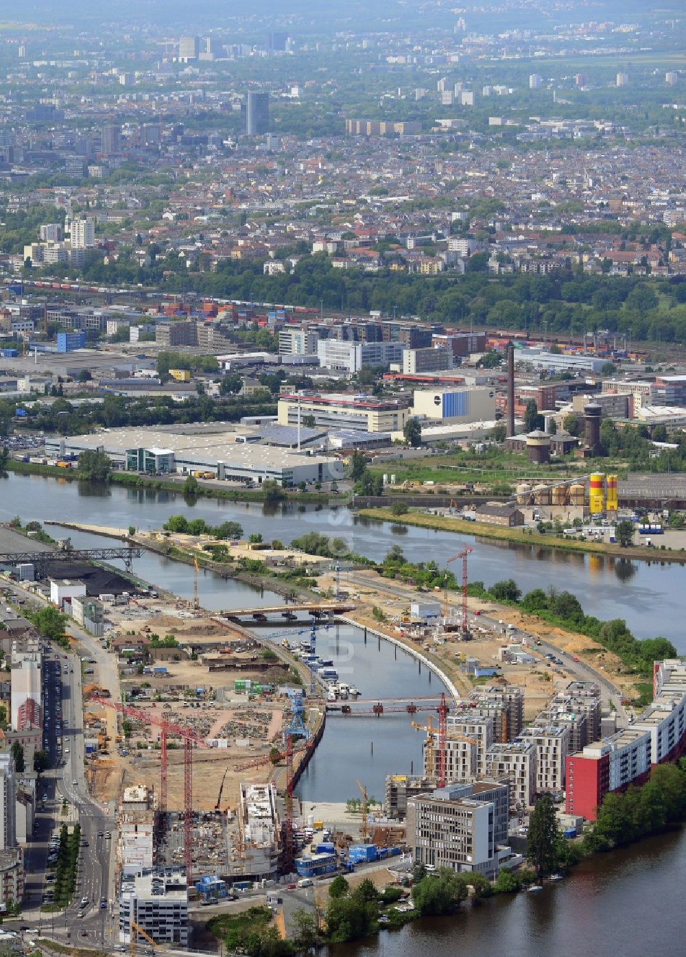 Offenbach am Main aus der Vogelperspektive: Baustellen der Mehrfamilienhaussiedlung auf der Hafeninsel des Main in Offenbach am Main im Bundesland Hessen, Deutschland