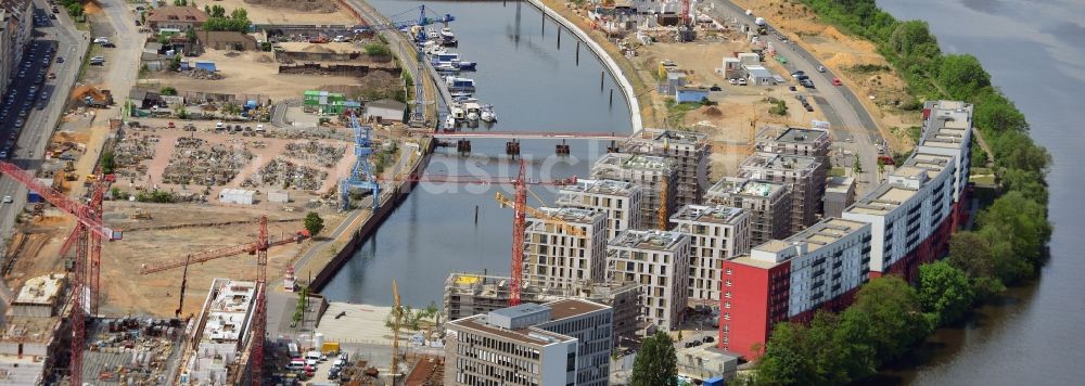 Luftaufnahme Offenbach am Main - Baustellen der Mehrfamilienhaussiedlung auf der Hafeninsel des Main in Offenbach am Main im Bundesland Hessen, Deutschland