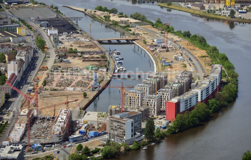 Offenbach am Main von oben - Baustellen der Mehrfamilienhaussiedlung auf der Hafeninsel des Main in Offenbach am Main im Bundesland Hessen, Deutschland