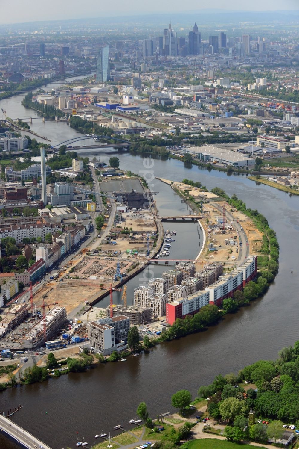 Luftaufnahme Offenbach am Main - Baustellen der Mehrfamilienhaussiedlung auf der Hafeninsel des Main in Offenbach am Main im Bundesland Hessen, Deutschland