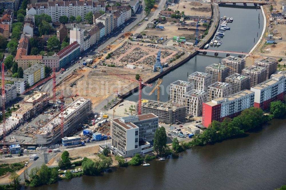 Offenbach am Main von oben - Baustellen der Mehrfamilienhaussiedlung auf der Hafeninsel des Main in Offenbach am Main im Bundesland Hessen, Deutschland