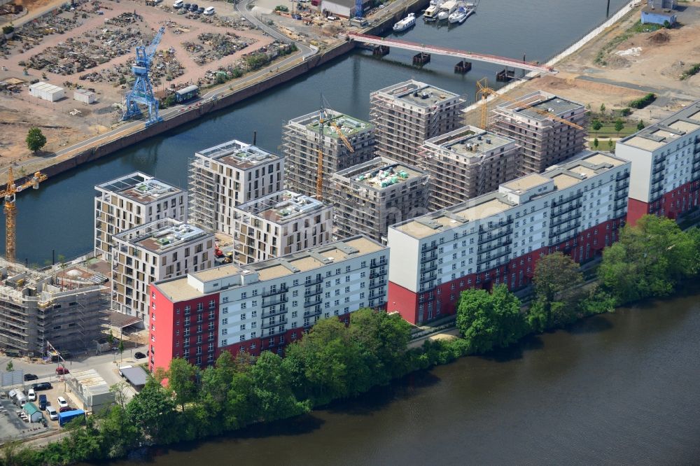 Offenbach am Main aus der Vogelperspektive: Baustellen der Mehrfamilienhaussiedlung auf der Hafeninsel des Main in Offenbach am Main im Bundesland Hessen, Deutschland