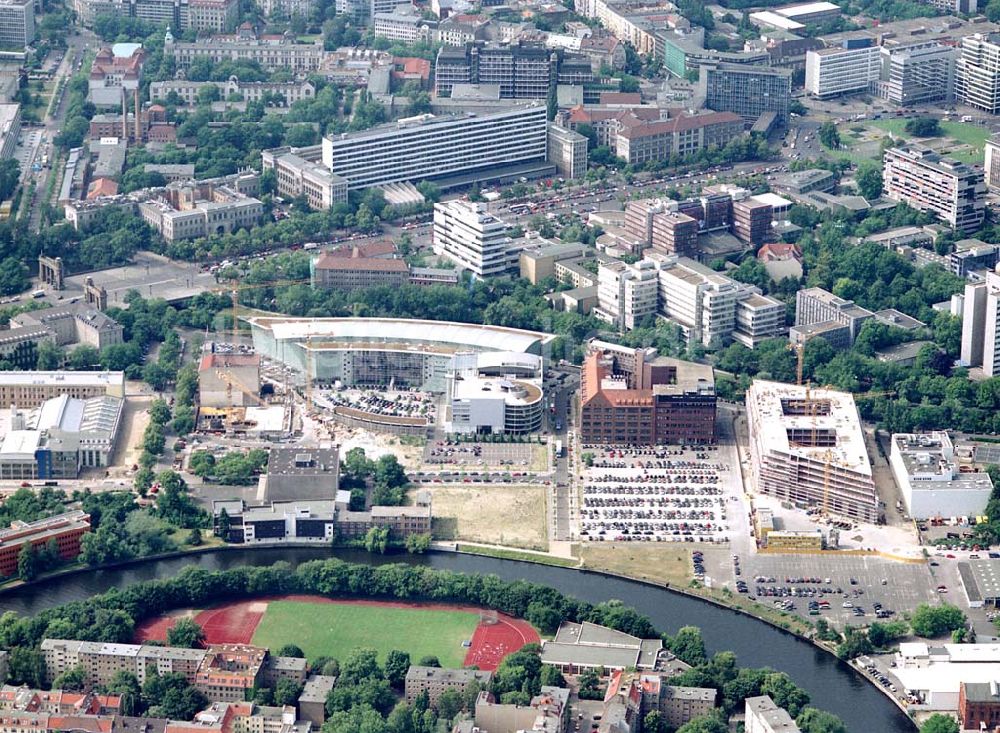 Luftaufnahme Berlin - Charlottenburg - Baustellen an der Mercedes-Benz-Niederlassung am Salzufer in Berlin-Charlottenburg. Datum: 27.06.03