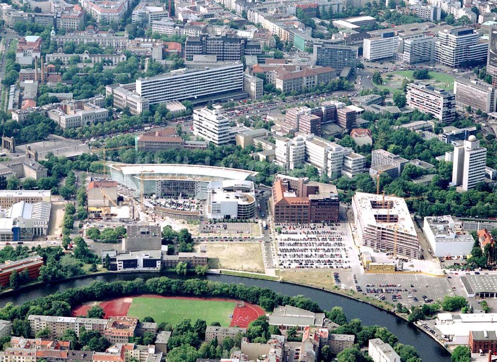 Berlin - Charlottenburg von oben - Baustellen an der Mercedes-Benz-Niederlassung am Salzufer in Berlin-Charlottenburg. Datum: 27.06.03