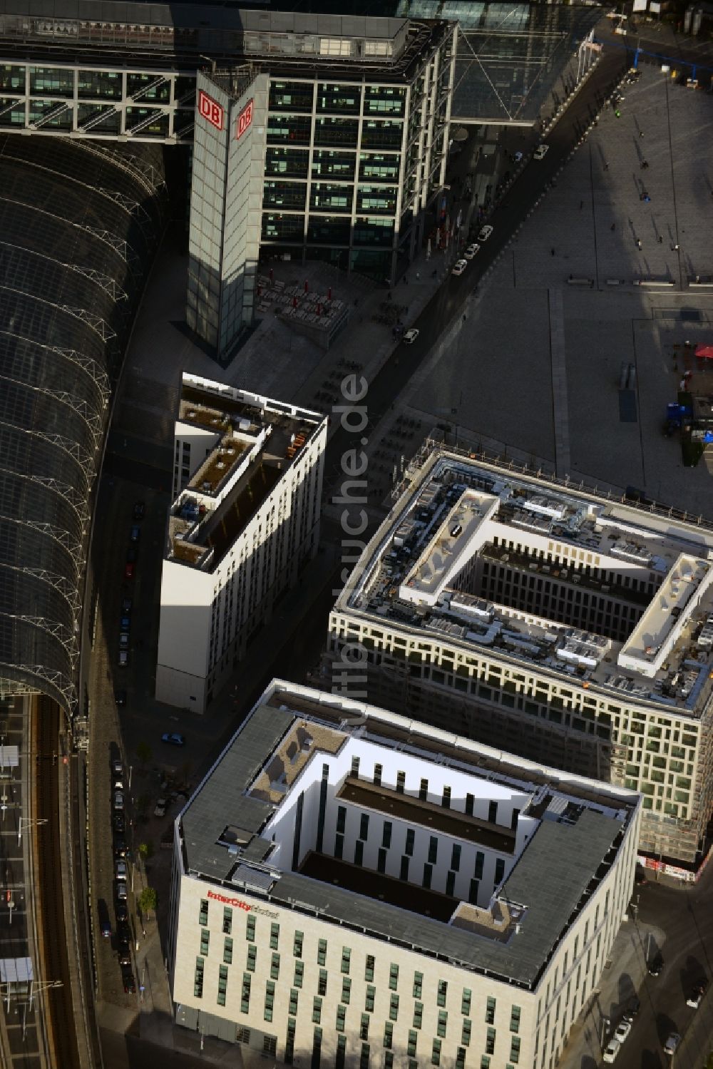 Luftaufnahme Berlin - Baustellen zu Neubau - Projekte am Berliner Hauptbahnhof in Berlin