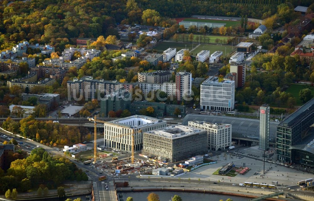 Luftbild Berlin - Baustellen zu Neubau - Projekte am Berliner Hauptbahnhof in Berlin