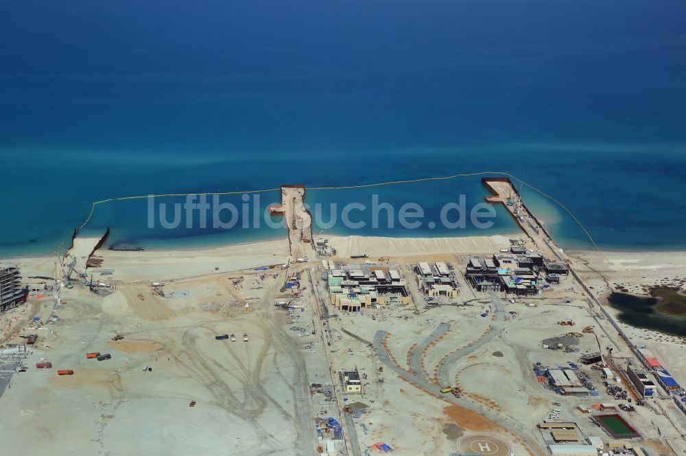 Abu Dhabi aus der Vogelperspektive: Baustellen zu Neubau- Wohngebieten und Hotels an der Küste des Persischen Golf auf der Insel Saadiyat in Abu Dhabi in Vereinigte Arabische Emirate