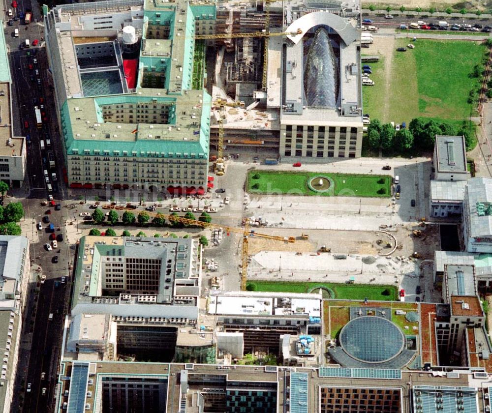 Berlin/Tiergarten aus der Vogelperspektive: Baustellen am Pariser Platz mit Brandenburger Tor