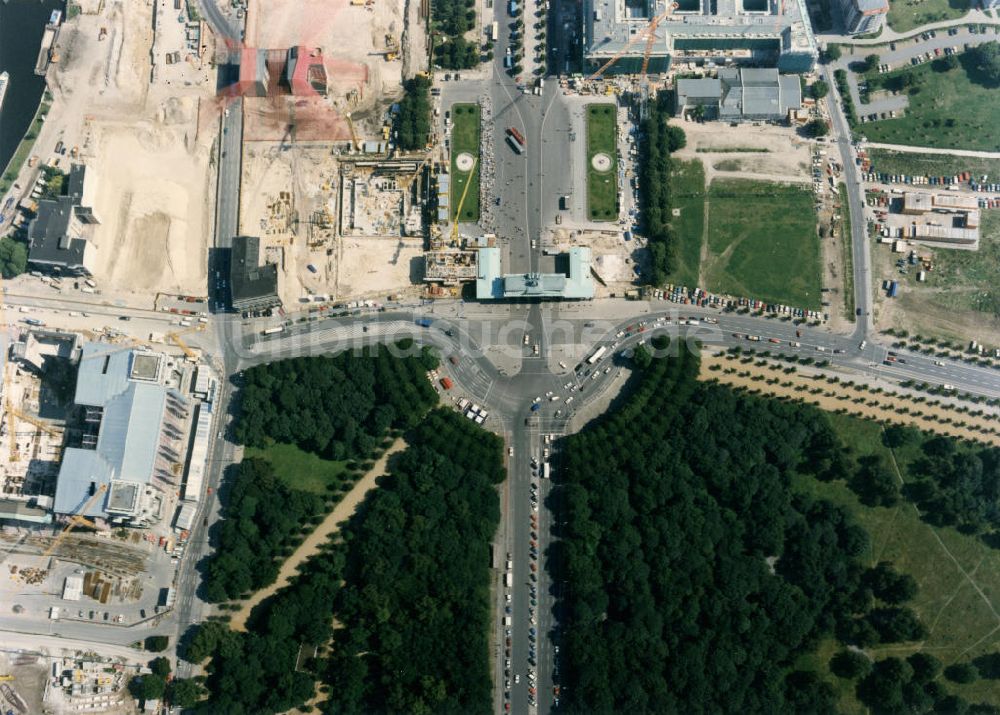 Luftbild Berlin - Baustellen am Pariser Platz / Brandenburger Tor in Berlin