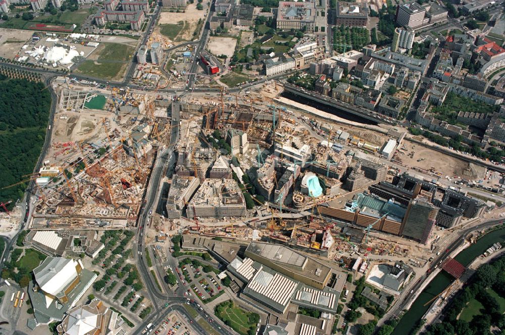 Berlin aus der Vogelperspektive: Baustellen am Potsdamer Platz im ehemaligen Mauerstreifen in Mitte