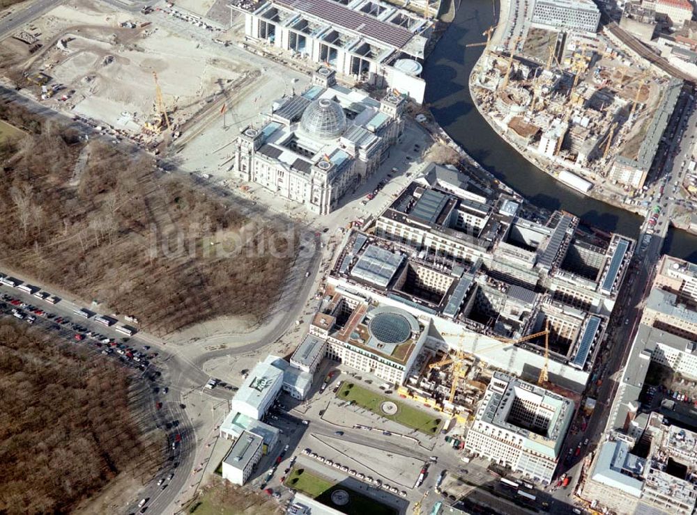 Berlin / Tiergarten aus der Vogelperspektive: Baustellen am Regierungsviertel / Reichstag in Berlin - Mitte / Tiergarten.