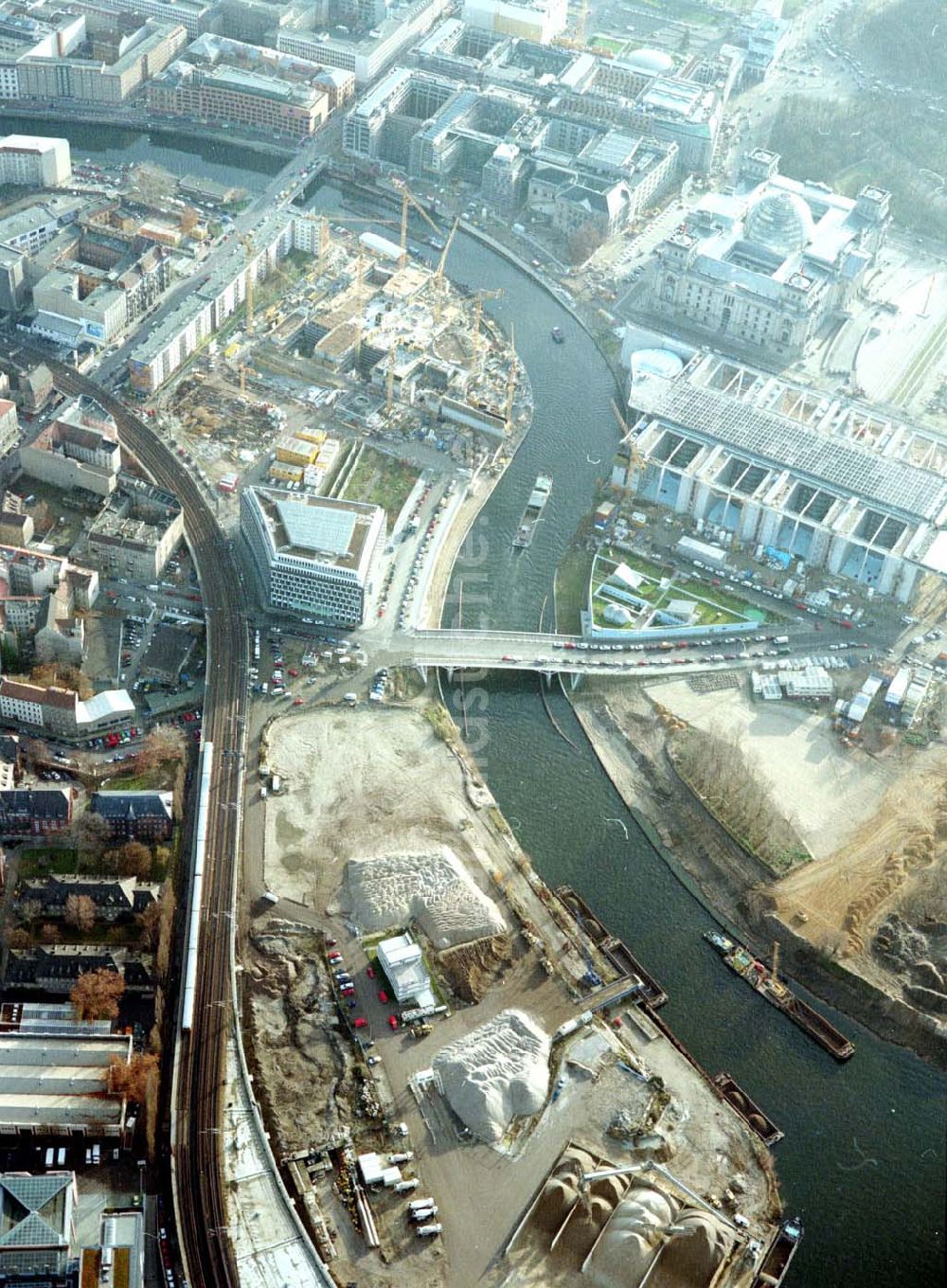 Luftbild Berlin - Baustellen am Regierungsviertel am Spreebogen im Bereich der Kronprinzenbrücke zwischen Mitte und Tiergarten.