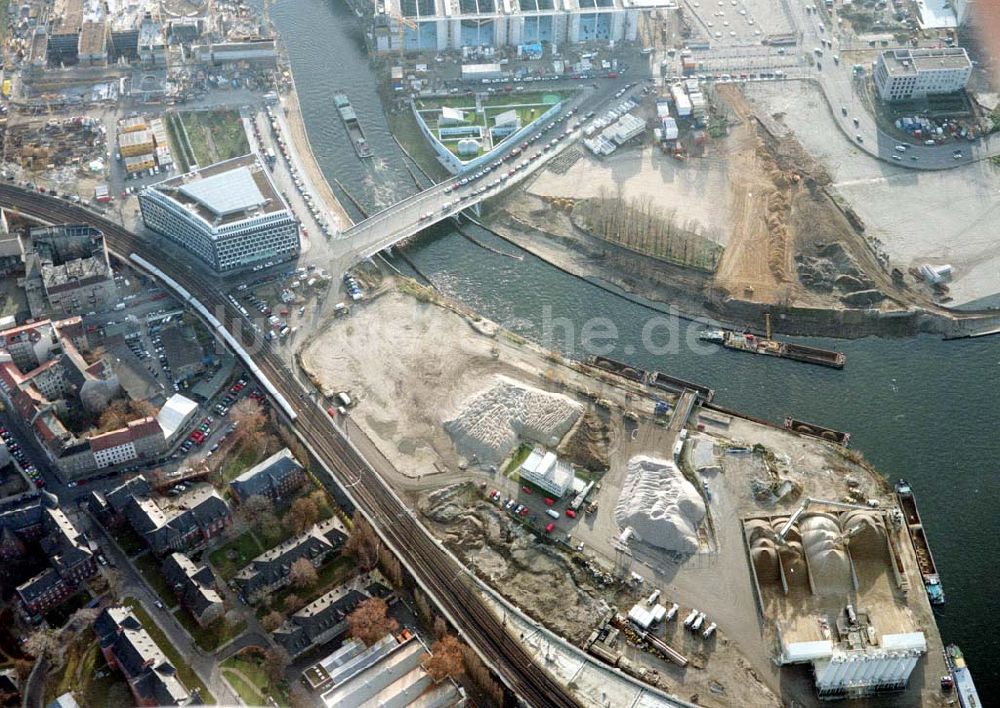 Luftaufnahme Berlin - Baustellen am Regierungsviertel am Spreebogen im Bereich der Kronprinzenbrücke zwischen Mitte und Tiergarten.