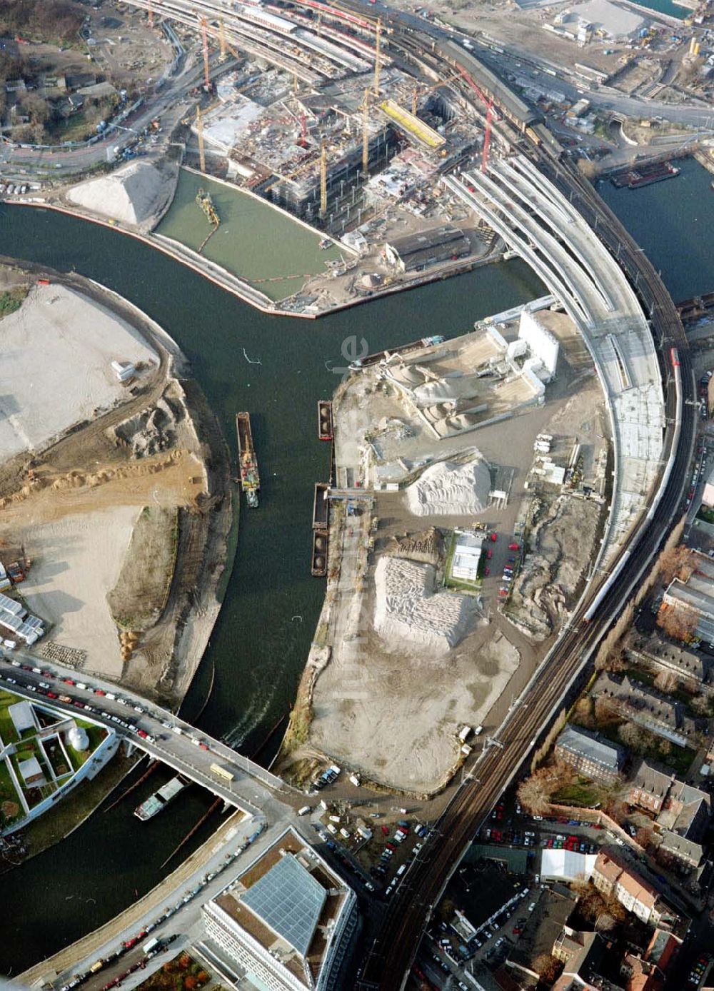 Berlin von oben - Baustellen am Regierungsviertel am Spreebogen im Bereich der Kronprinzenbrücke zwischen Mitte und Tiergarten.