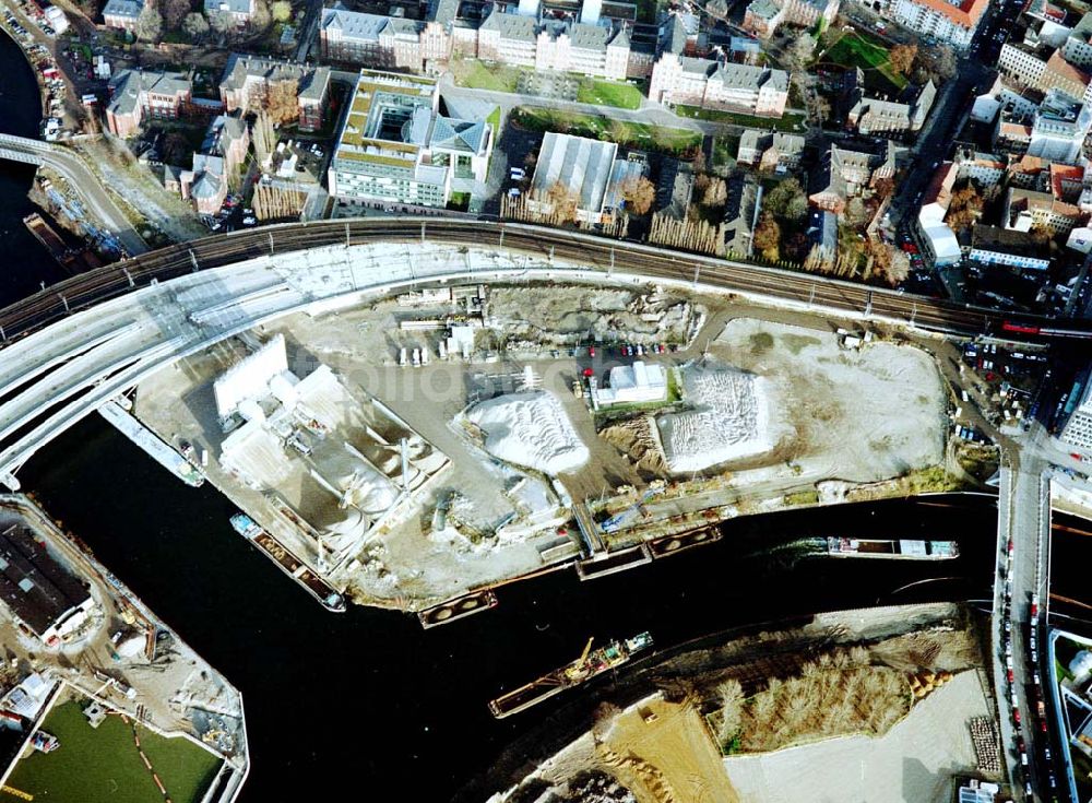 Luftaufnahme Berlin - Baustellen am Regierungsviertel am Spreebogen im Bereich der Kronprinzenbrücke zwischen Mitte und Tiergarten.