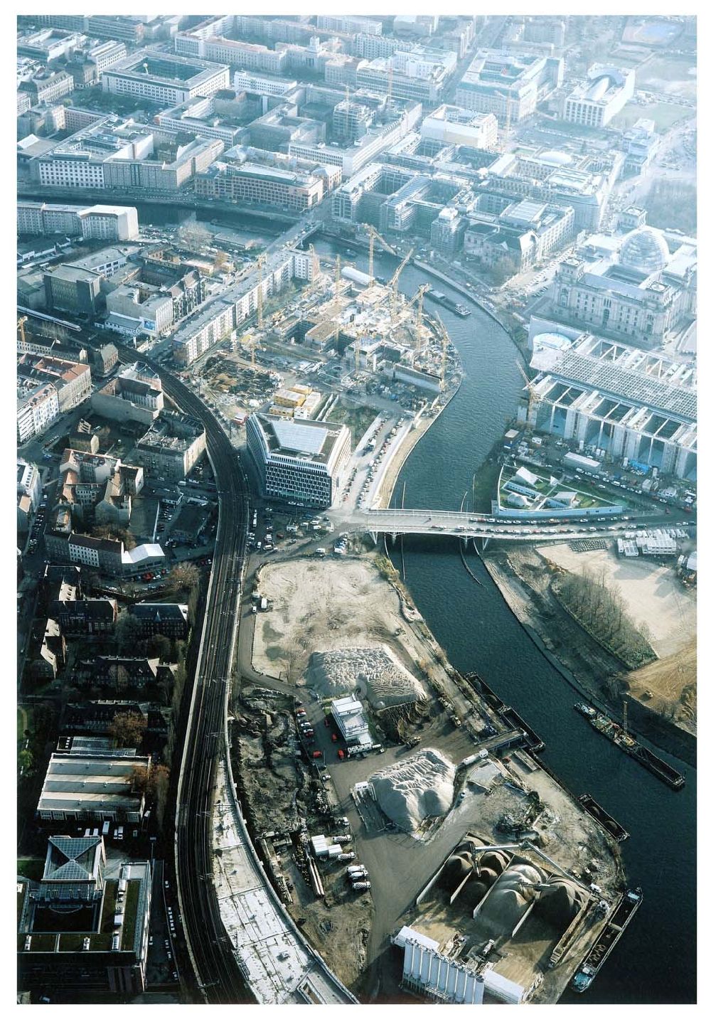 Luftbild Berlin - Baustellen am Regierungsviertel am Spreebogen im Bereich der Kronprinzenbrücke zwischen Mitte und Tiergarten.