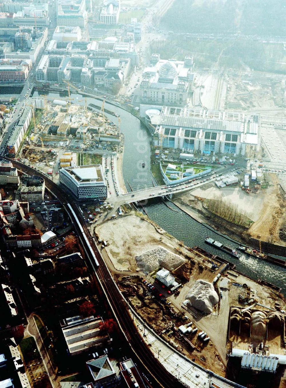 Berlin von oben - Baustellen am Regierungsviertel am Spreebogen im Bereich der Kronprinzenbrücke zwischen Mitte und Tiergarten.