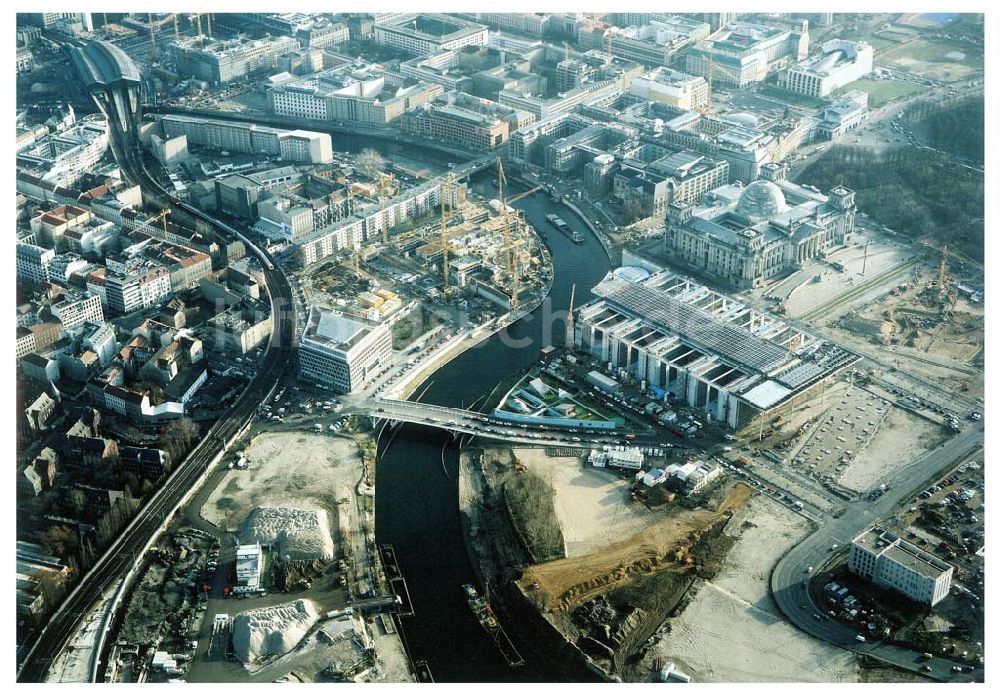 Luftbild Berlin - Baustellen am Regierungsviertel am Spreebogen im Bereich der Kronprinzenbrücke zwischen Mitte und Tiergarten.