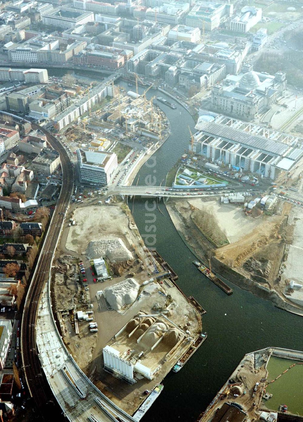 Berlin von oben - Baustellen am Regierungsviertel am Spreebogen im Bereich der Kronprinzenbrücke zwischen Mitte und Tiergarten.