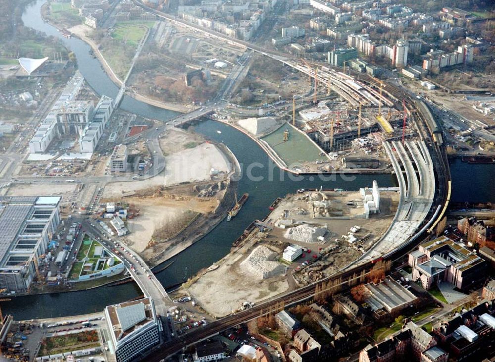 Luftbild Berlin - Baustellen am Regierungsviertel am Spreebogen im Bereich der Kronprinzenbrücke zwischen Mitte und Tiergarten.