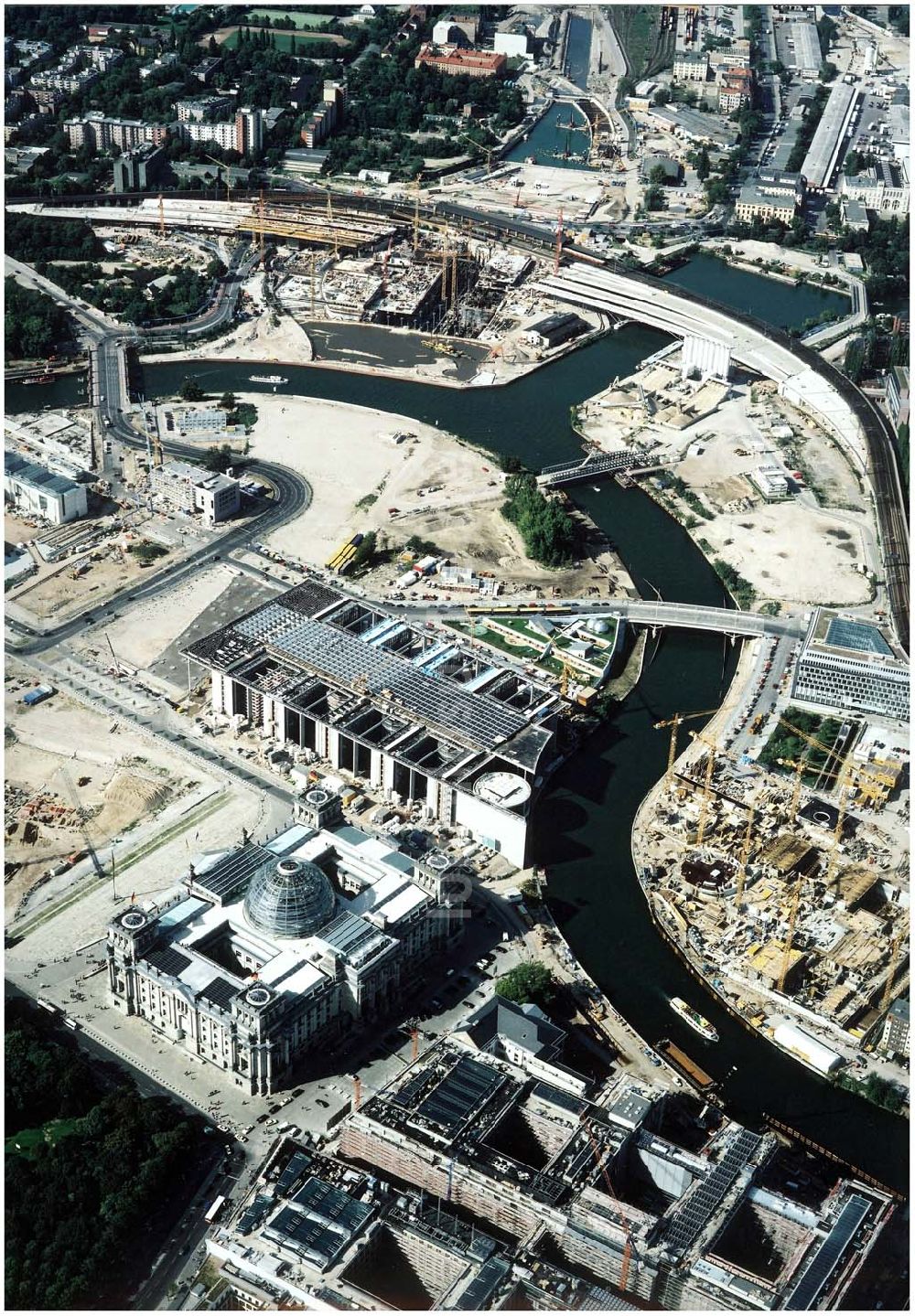 Luftaufnahme Berlin - Tiergarten - Baustellen auf dem Reichstagsgelände am Spreebogen im Tiergarten.