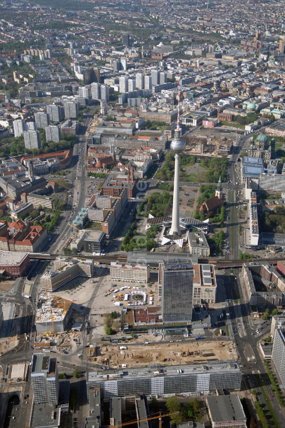 Berlin aus der Vogelperspektive: Baustellen rund um den Berliner Alexanderplatz in Berlin-Mitte