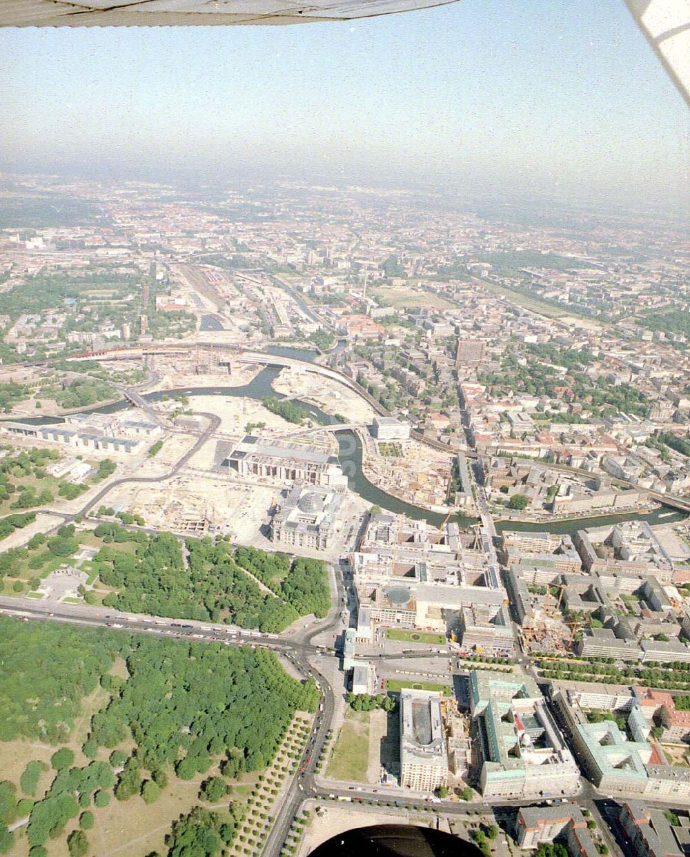 Luftaufnahme Berlin - Tiergarten - Baustellen am Spreebogen / Regierungsviertel mit dem Berliner Reichstag.