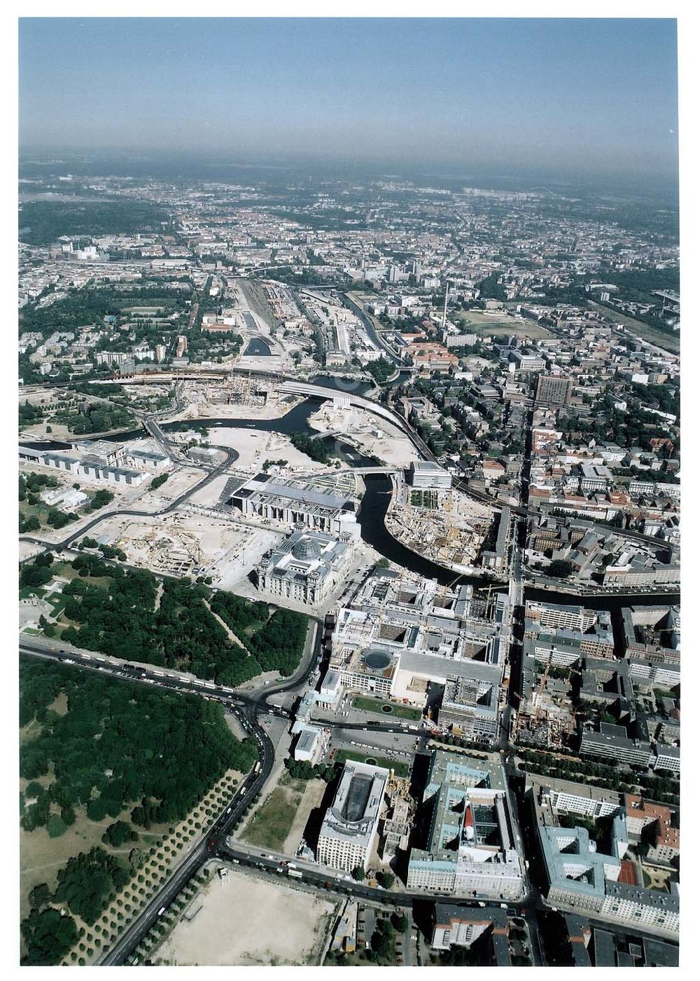 Berlin - Tiergarten von oben - Baustellen am Spreebogen / Regierungsviertel mit dem Berliner Reichstag.