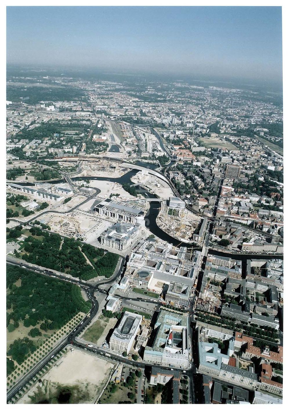 Berlin - Tiergarten aus der Vogelperspektive: Baustellen am Spreebogen / Regierungsviertel mit dem Berliner Reichstag.