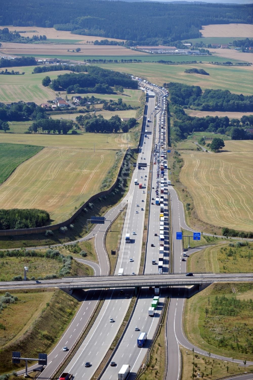 Triptis von oben - Baustellen an der Streckenführung der BAB Bundesautobahn A9 an der Autobahnabfahrt der BAB Bundesautobahn A9 zur Bundesstraße B 281 bei Triptis in Thüringen