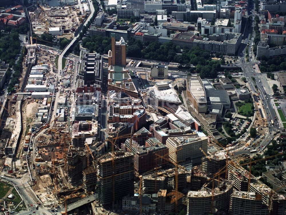 Berlin von oben - Baustellen zum Bahntunnel am Rohbau des Büro- Hochhauses SONY- TOWER am Potsdamer Platz in Berlin