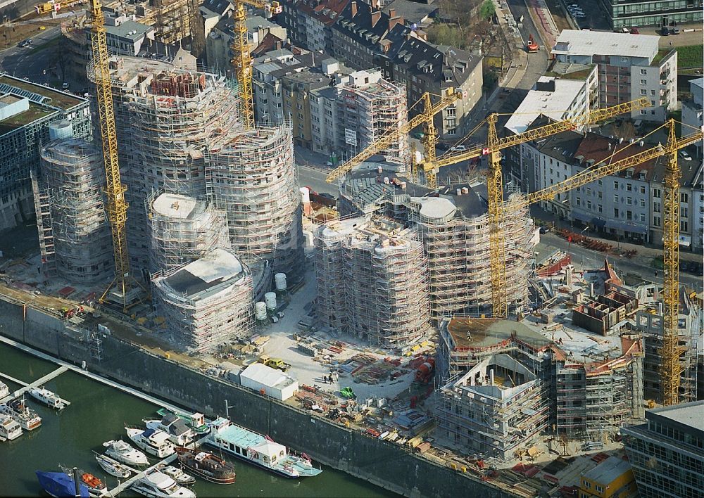 Düsseldorf aus der Vogelperspektive: Baustellen zum Neubau der Büro- und Geschäftshäuser Gehry Bauten im Medienhafen in Düsseldorf im Bundesland Nordrhein-Westfalen