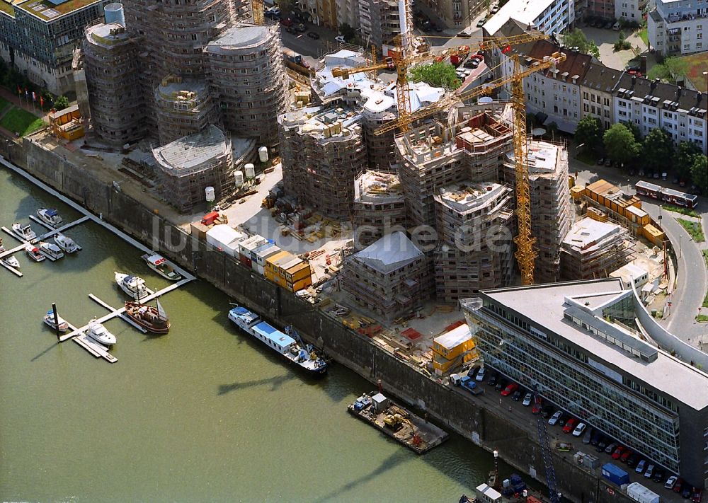 Luftaufnahme Düsseldorf - Baustellen zum Neubau der Büro- und Geschäftshäuser Gehry Bauten im Medienhafen in Düsseldorf im Bundesland Nordrhein-Westfalen