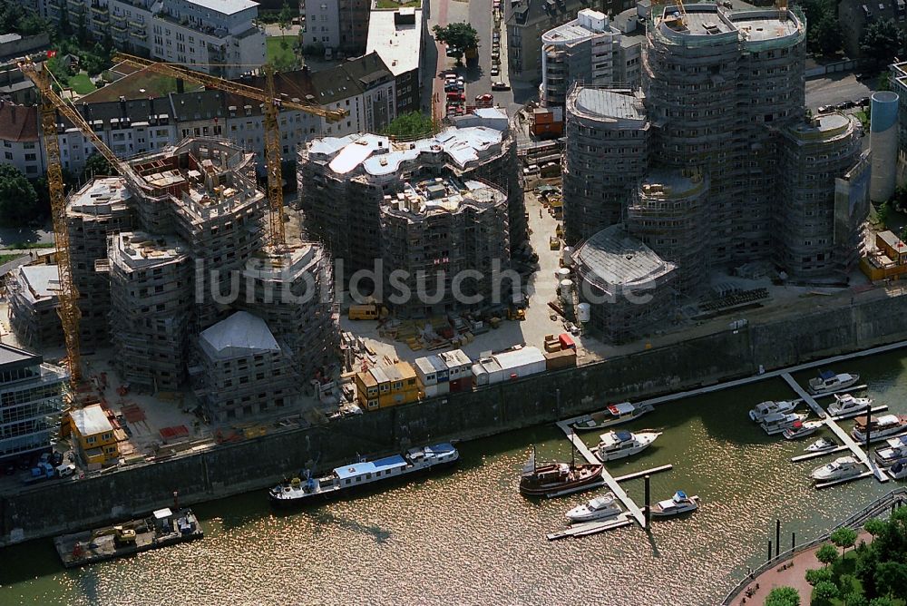 Düsseldorf von oben - Baustellen zum Neubau der Büro- und Geschäftshäuser Gehry Bauten im Medienhafen in Düsseldorf im Bundesland Nordrhein-Westfalen