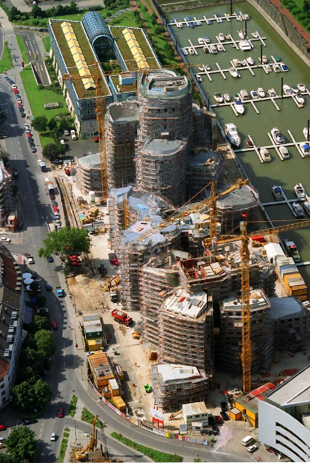 Luftbild Düsseldorf - Baustellen zum Neubau der Büro- und Geschäftshäuser Gehry Bauten im Medienhafen in Düsseldorf im Bundesland Nordrhein-Westfalen