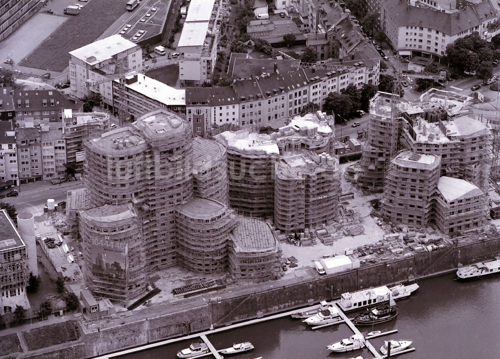 Luftbild Düsseldorf - Baustellen zum Neubau der Büro- und Geschäftshäuser Gehry Bauten im Medienhafen in Düsseldorf im Bundesland Nordrhein-Westfalen