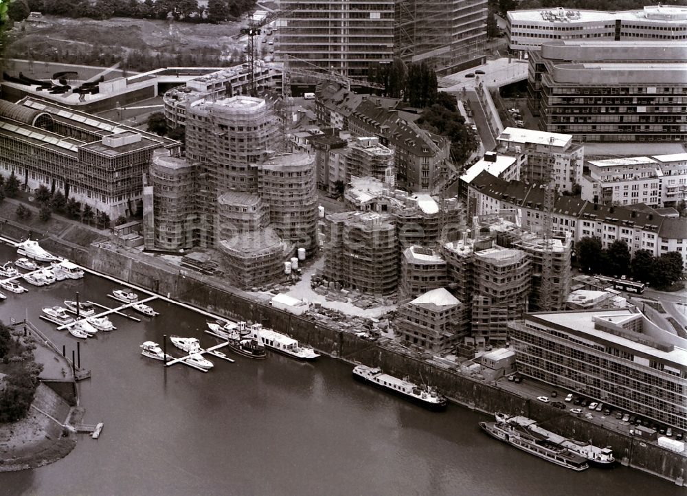 Luftaufnahme Düsseldorf - Baustellen zum Neubau der Büro- und Geschäftshäuser Gehry Bauten im Medienhafen in Düsseldorf im Bundesland Nordrhein-Westfalen