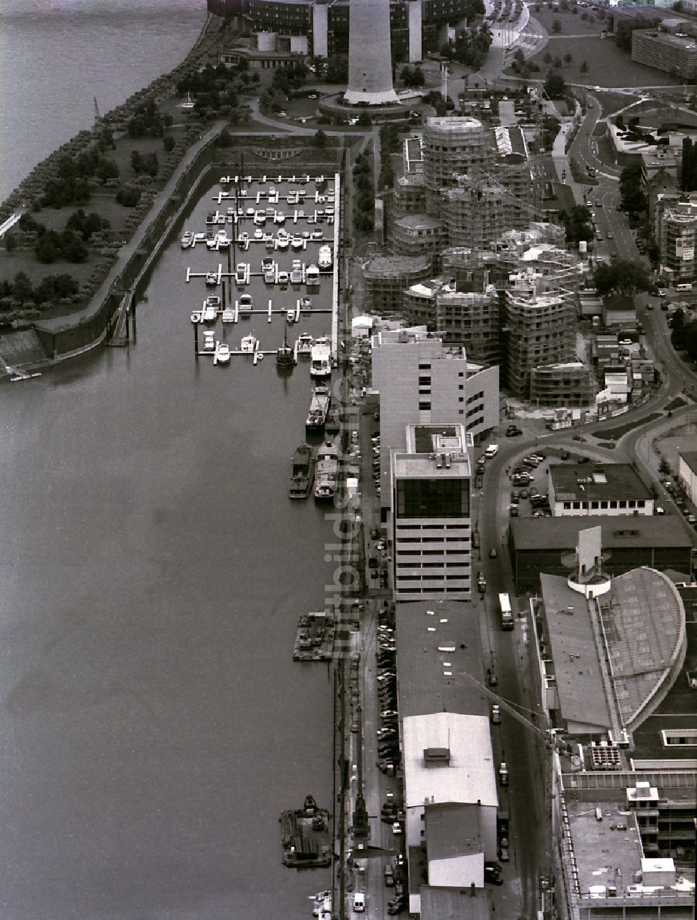 Düsseldorf von oben - Baustellen zum Neubau der Büro- und Geschäftshäuser Gehry Bauten im Medienhafen in Düsseldorf im Bundesland Nordrhein-Westfalen