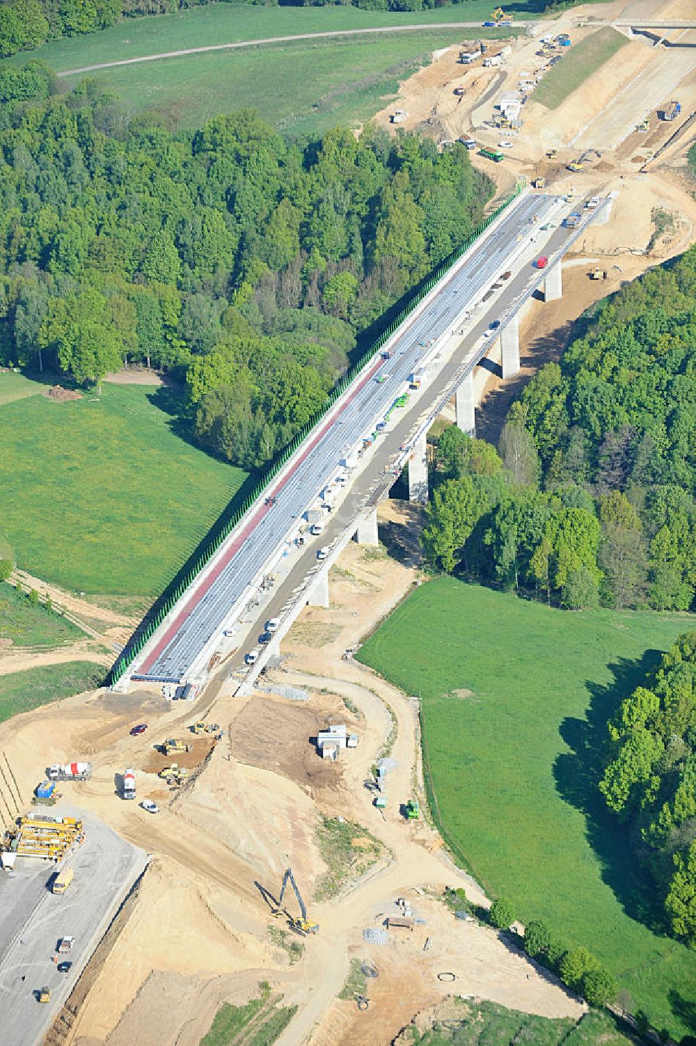 Tauscha von oben - Baustellen zum Neubau der Bundesautobahn BAB A 72 bei Penig in Sachsen