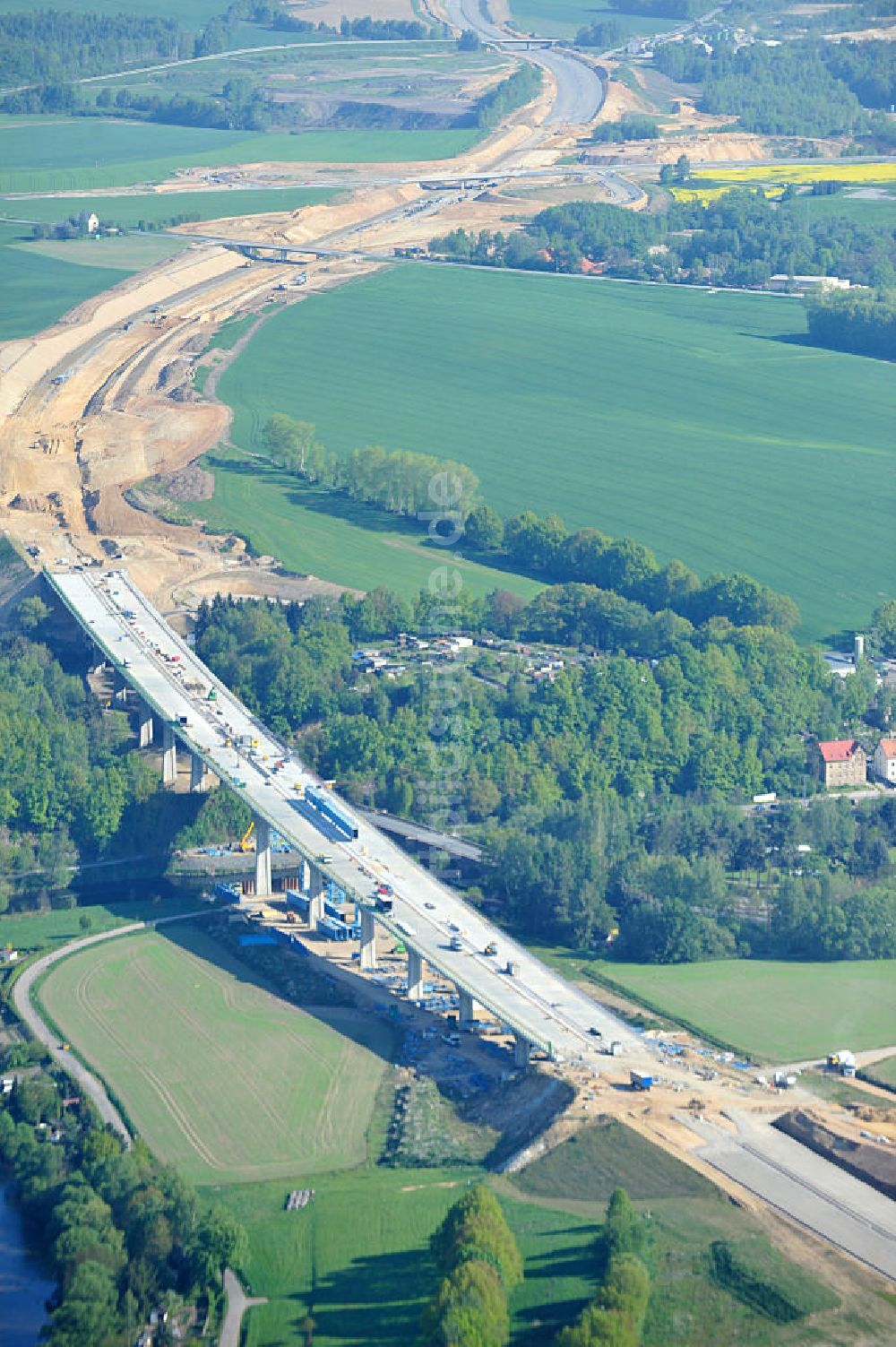 Tauscha von oben - Baustellen zum Neubau der Bundesautobahn BAB A 72 bei Penig in Sachsen